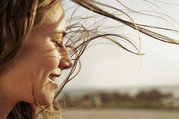 woman-closing-eyes