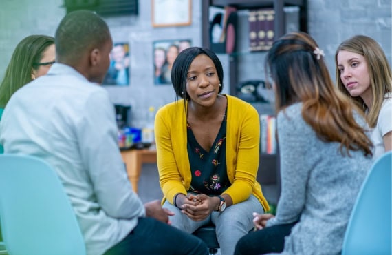 2023-07_website-article-template-570–370-px-12 group talking